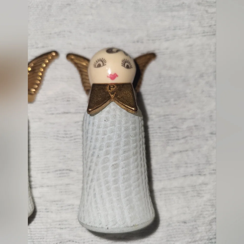 Vintage Angel salt and pepper shaker. - Picture 3 of 14